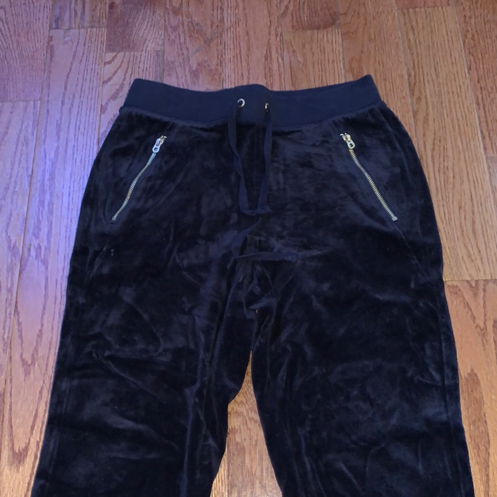 This listing is for a pair of navy blue velvet juicy couture pants w/ pockets